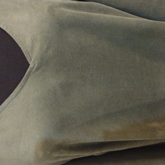 💜5/$25💜XL Suede Cold Shoulder Top. - Picture 5 of 8